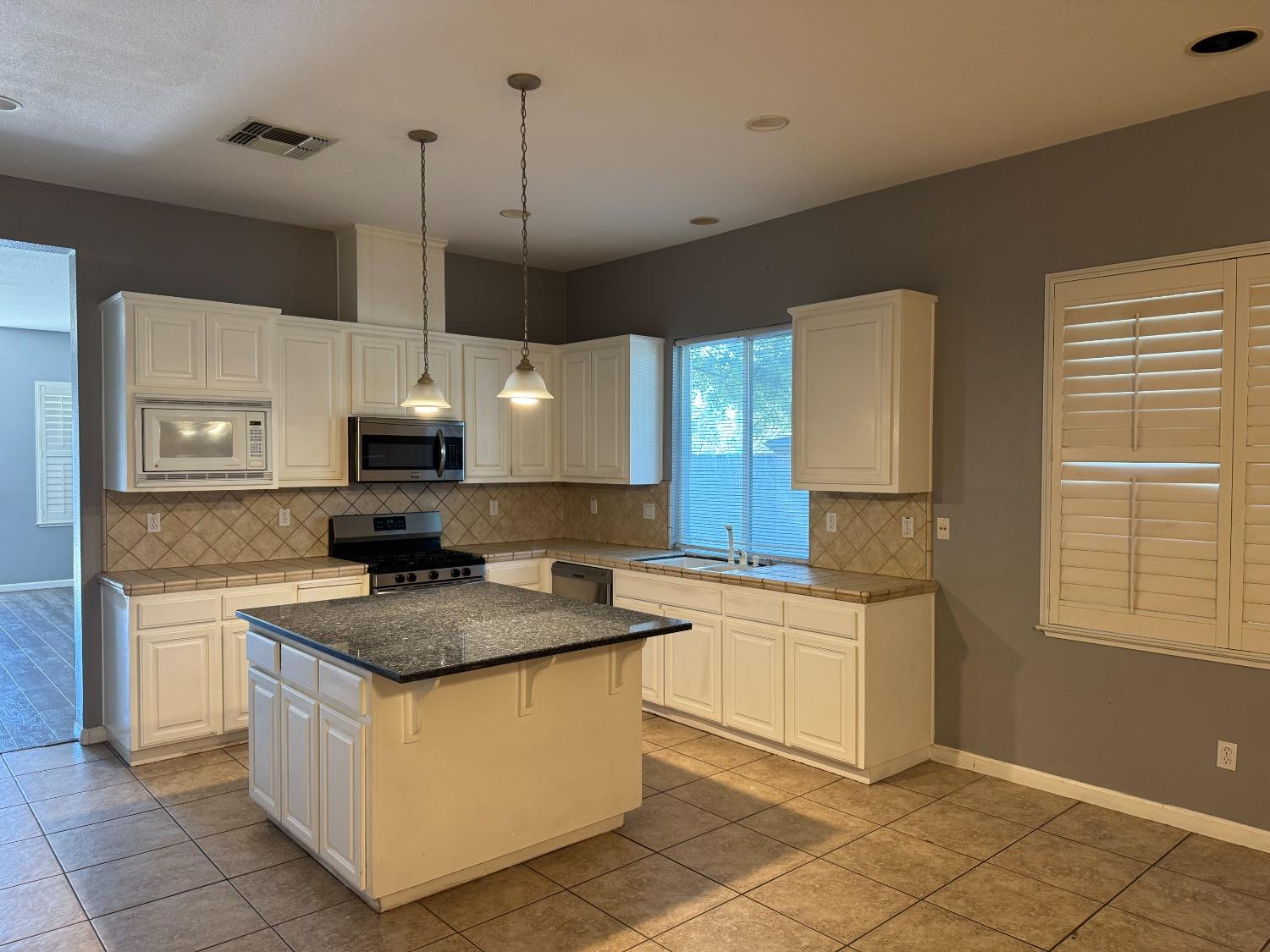 Detail Gallery Image 9 of 40 For 5533 Hennessey Dr, Stockton,  CA 95219 - 3 Beds | 2 Baths