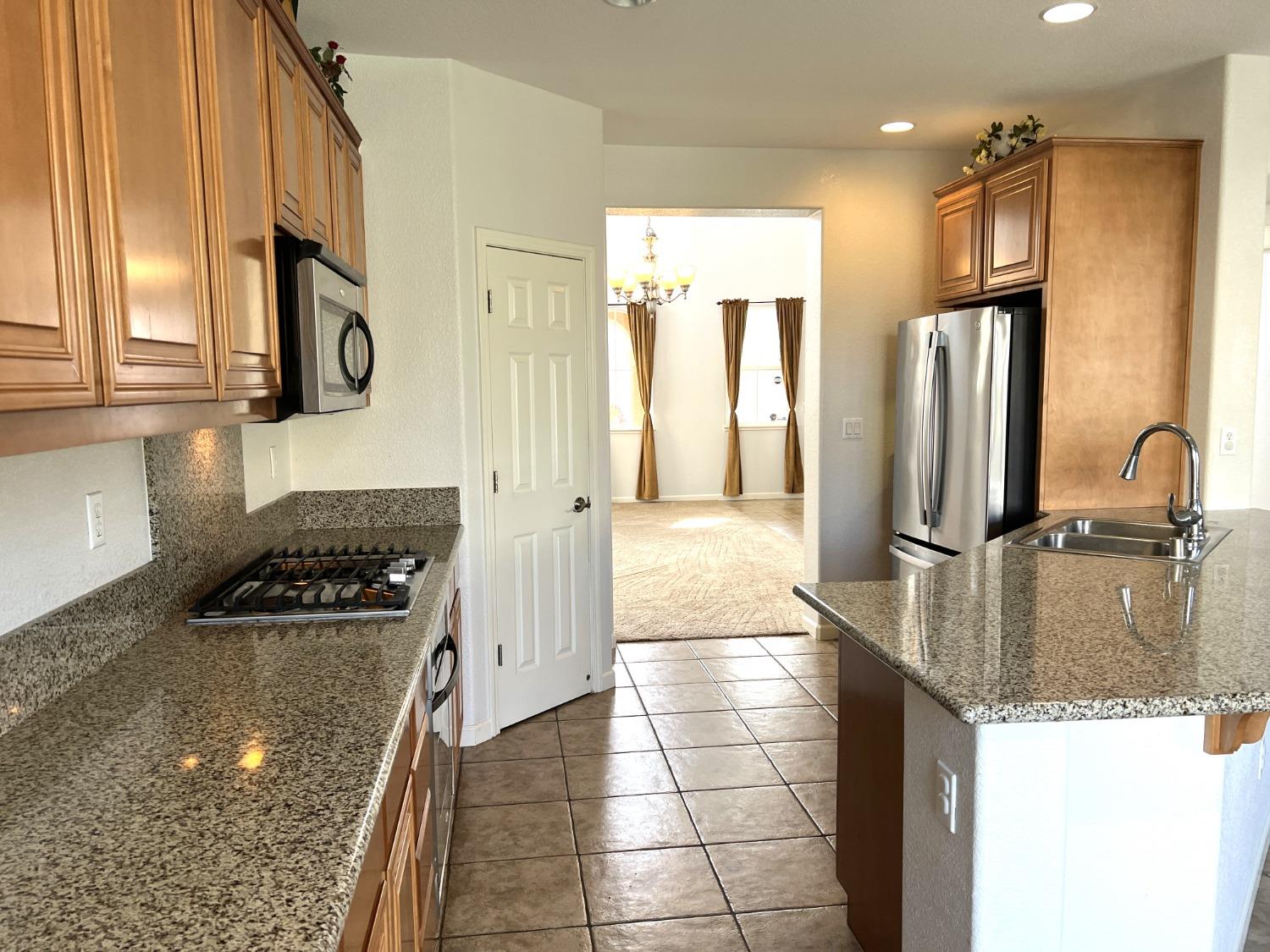Detail Gallery Image 14 of 51 For 1143 Laureto St, Manteca,  CA 95336 - 4 Beds | 2/1 Baths