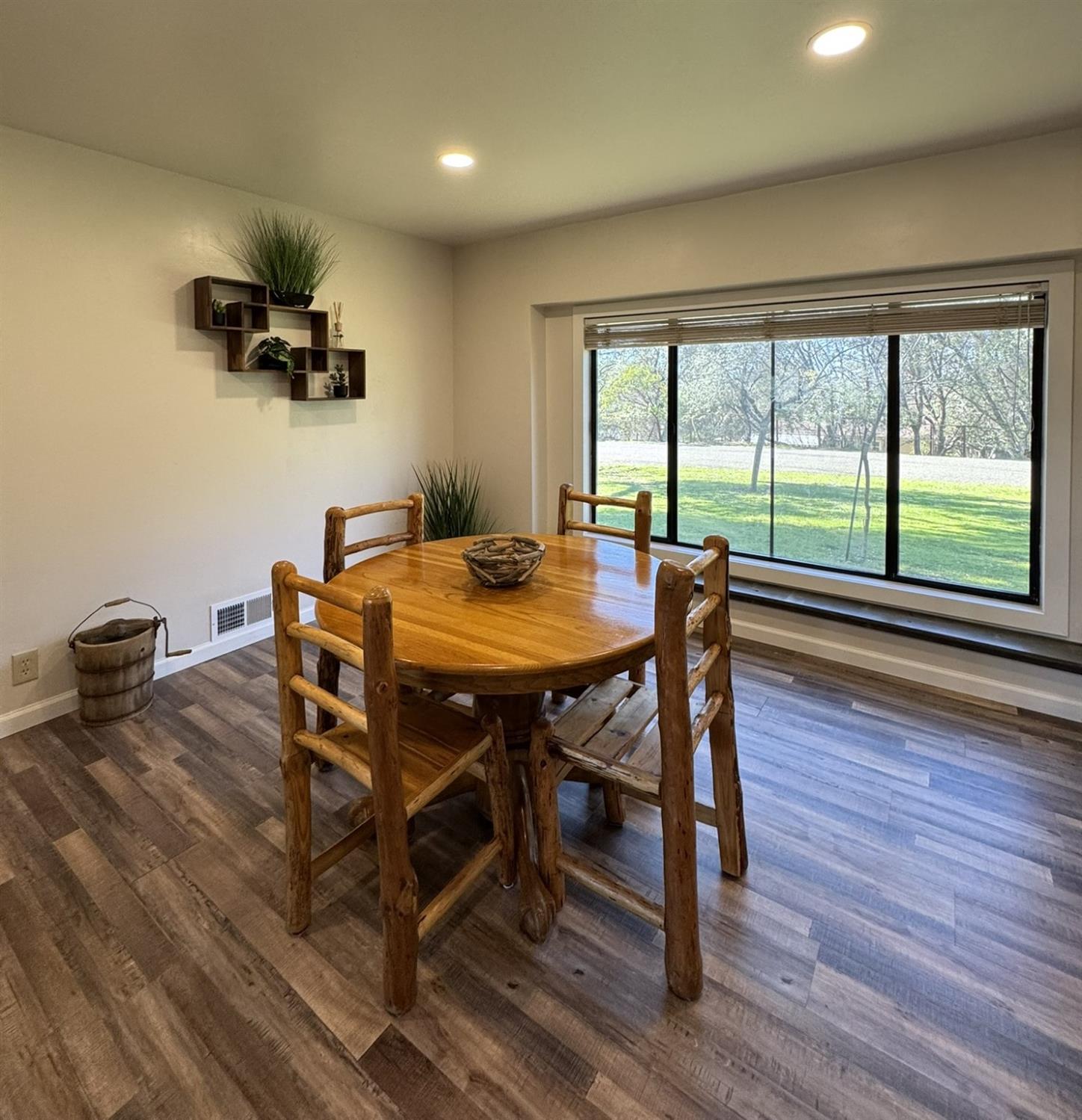 Detail Gallery Image 7 of 59 For 670 Crestview Dr, Diamond Springs,  CA 95619 - 4 Beds | 2 Baths