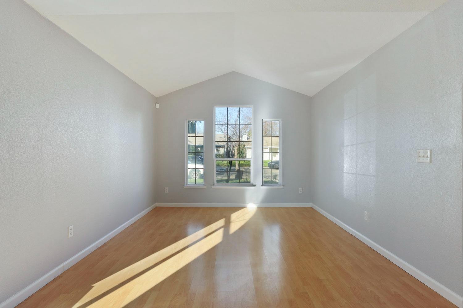 Detail Gallery Image 9 of 44 For 5449 Governor Cir, Stockton,  CA 95210 - 4 Beds | 2 Baths
