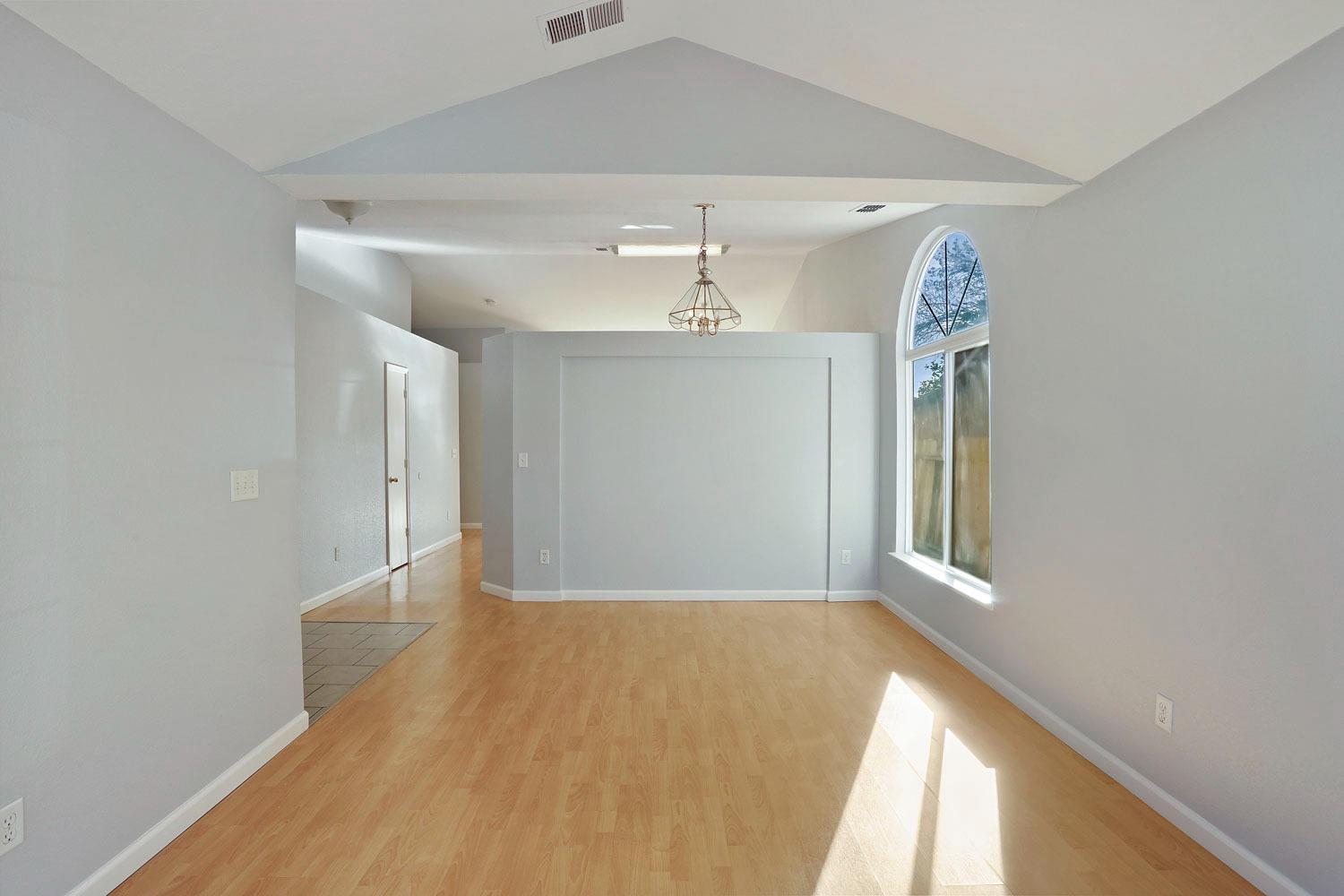 Detail Gallery Image 10 of 44 For 5449 Governor Cir, Stockton,  CA 95210 - 4 Beds | 2 Baths