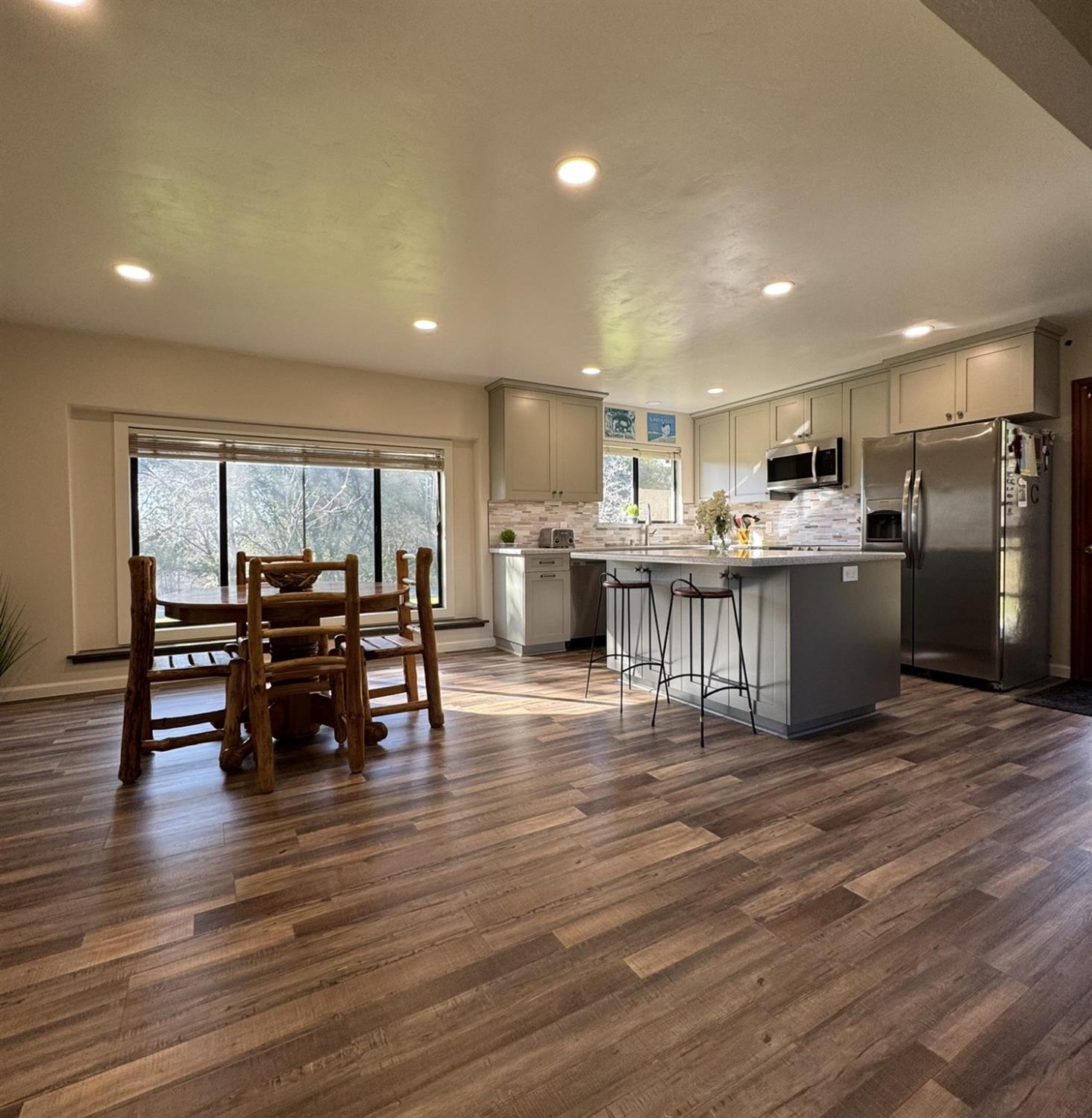 Detail Gallery Image 10 of 59 For 670 Crestview Dr, Diamond Springs,  CA 95619 - 4 Beds | 2 Baths