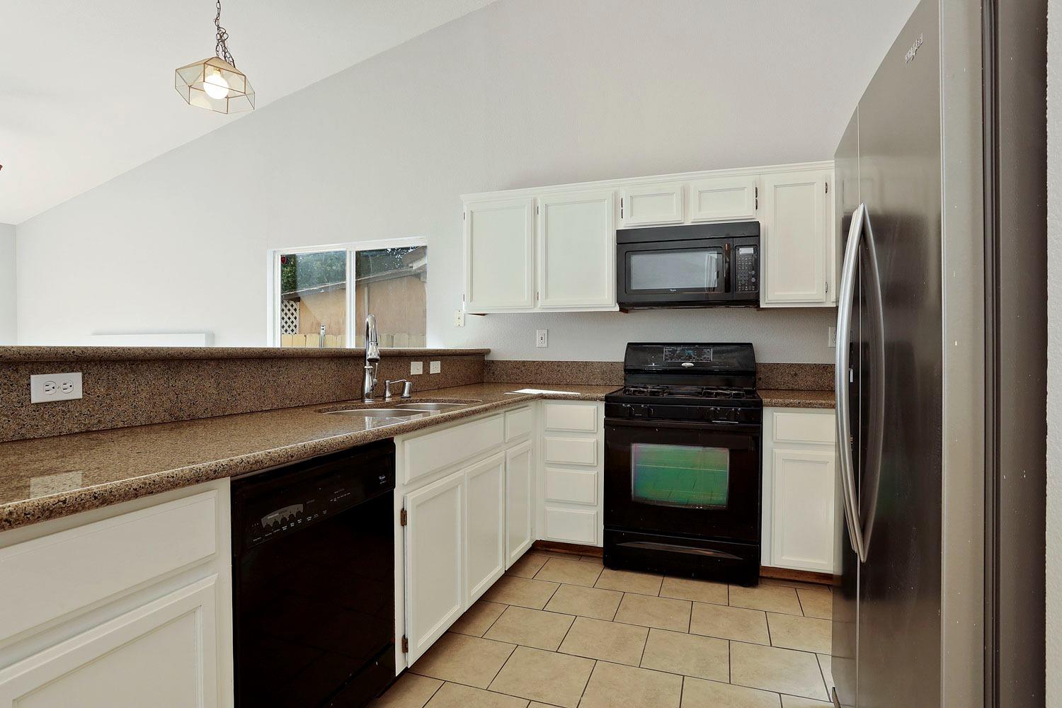 Detail Gallery Image 14 of 44 For 5449 Governor Cir, Stockton,  CA 95210 - 4 Beds | 2 Baths