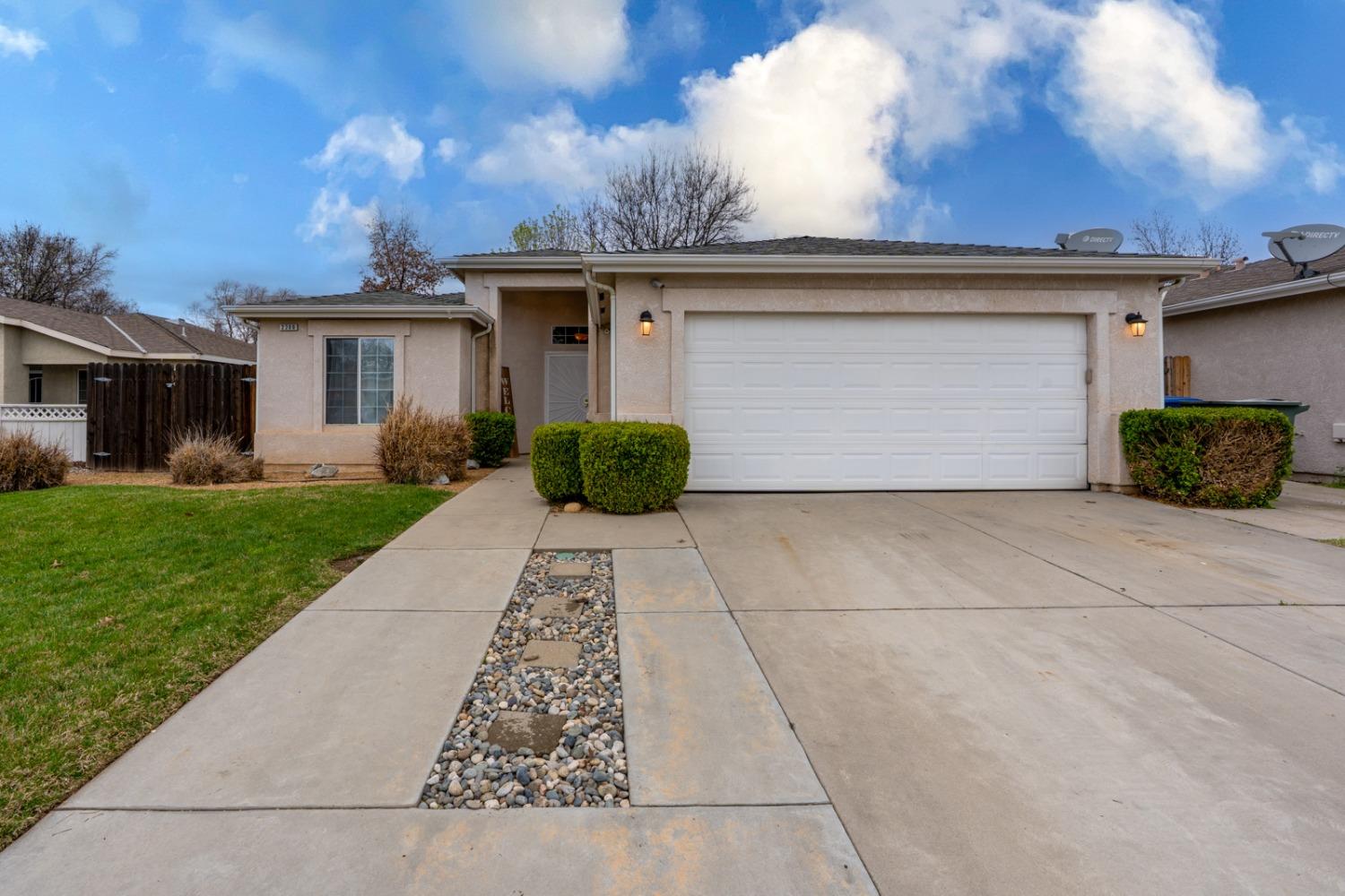 Detail Gallery Image 1 of 41 For 2200 Hanson Ave, Clovis,  CA 93611 - 3 Beds | 2 Baths