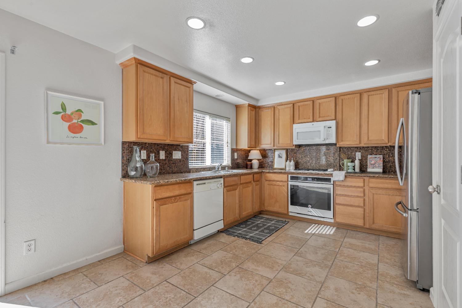 Detail Gallery Image 9 of 57 For 3012 Calla Lily Ln, Stockton,  CA 95209 - 4 Beds | 2/1 Baths