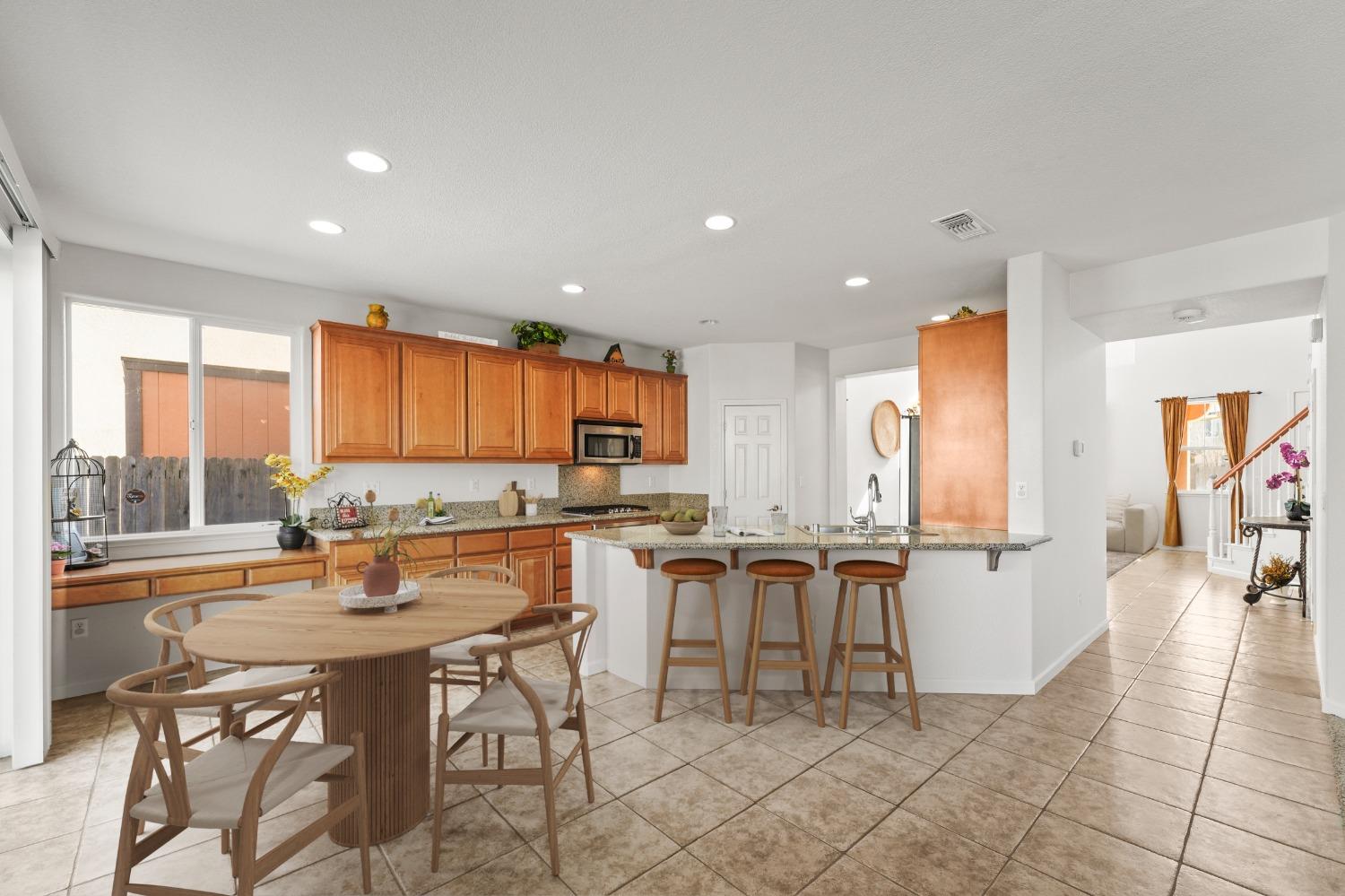Detail Gallery Image 7 of 51 For 1143 Laureto St, Manteca,  CA 95336 - 4 Beds | 2/1 Baths