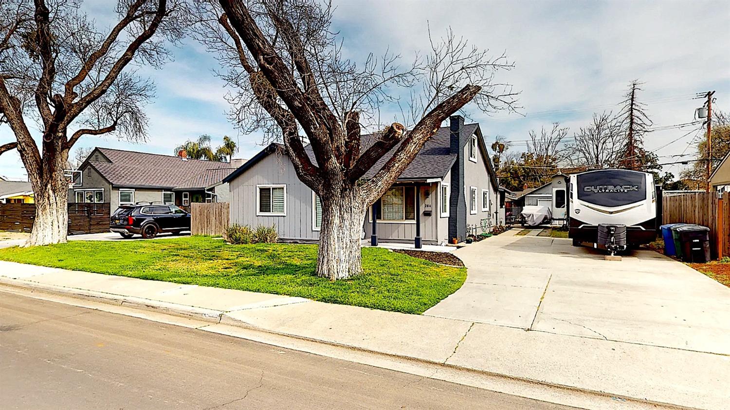 Detail Gallery Image 3 of 77 For 204 N Santa Ana Ave, Modesto,  CA 95354 - 5 Beds | 3 Baths