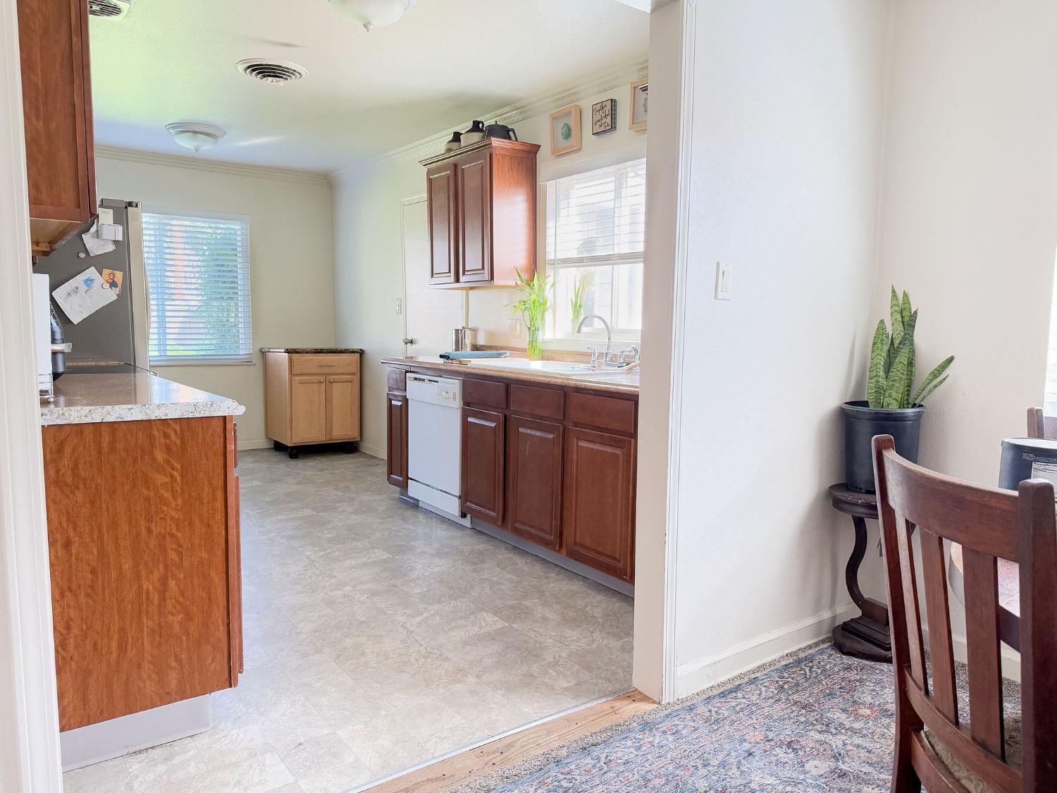 Detail Gallery Image 8 of 22 For 311 W Norwich, Stockton,  CA 95207 - 3 Beds | 1 Baths