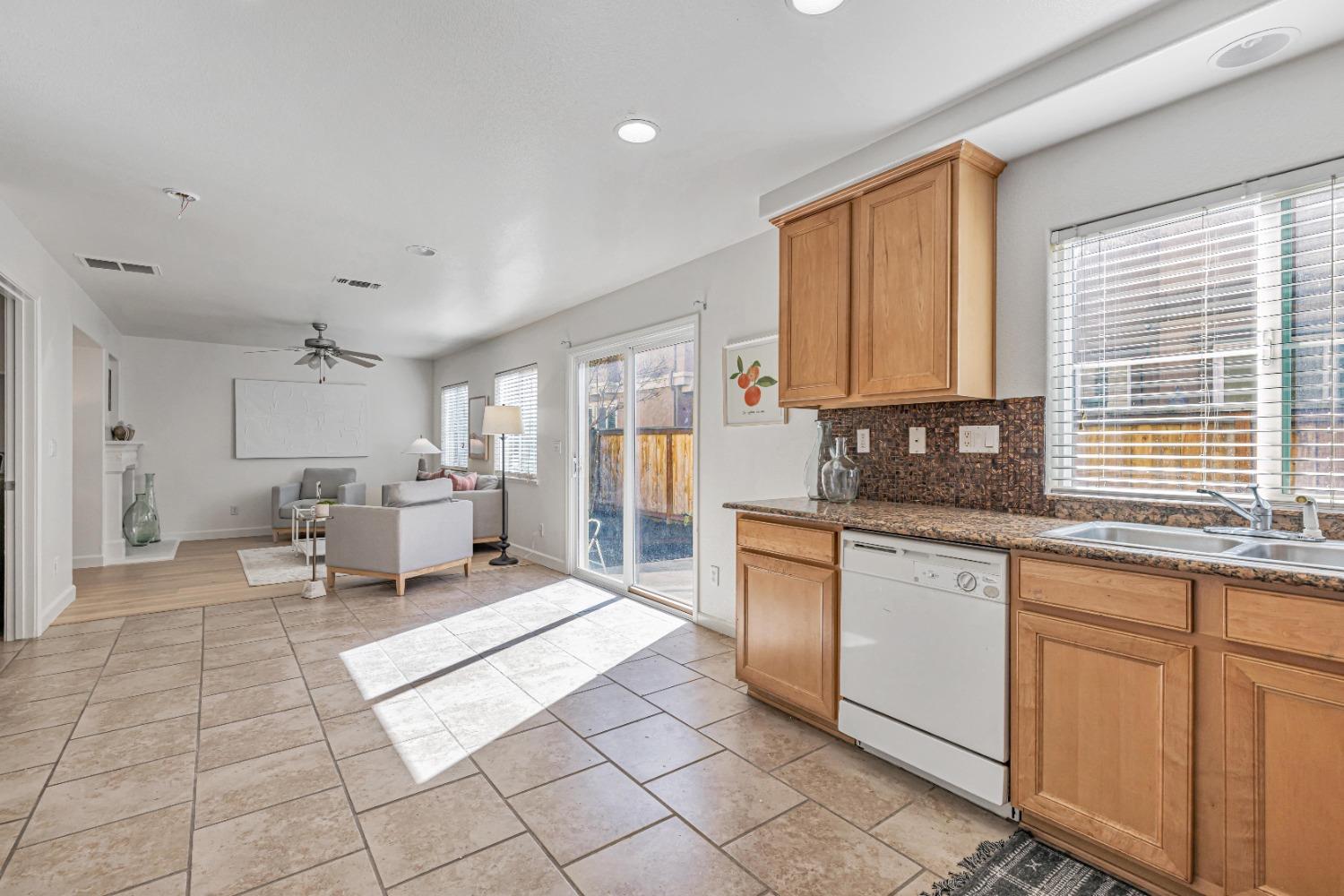 Detail Gallery Image 12 of 57 For 3012 Calla Lily Ln, Stockton,  CA 95209 - 4 Beds | 2/1 Baths