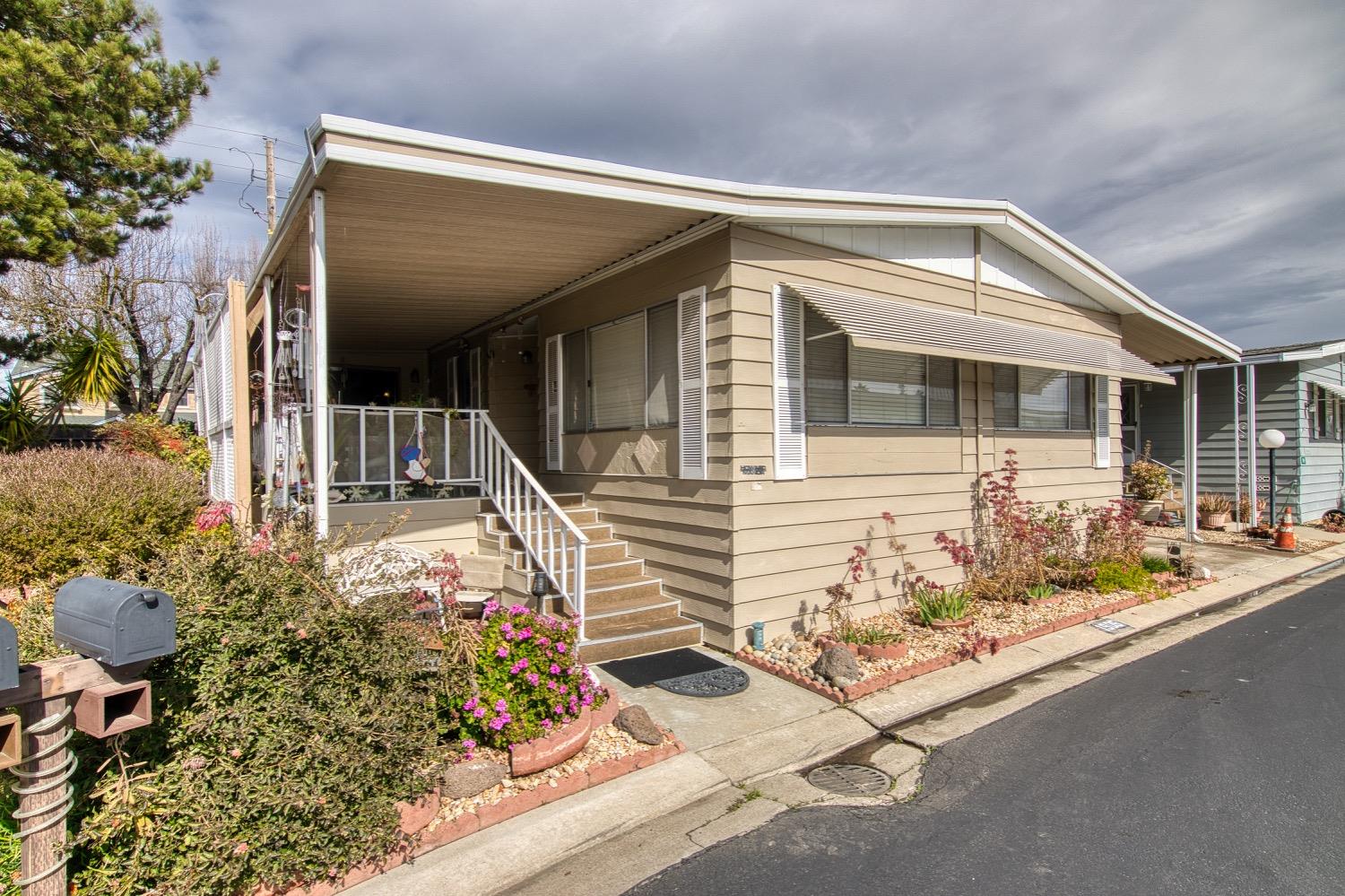 Detail Gallery Image 3 of 24 For 1905 Diamond Head Dr, Modesto,  CA 95355 - 2 Beds | 2 Baths