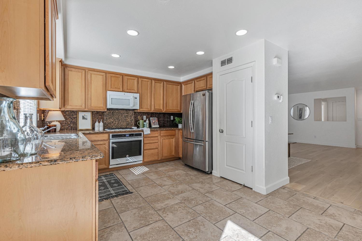 Detail Gallery Image 10 of 57 For 3012 Calla Lily Ln, Stockton,  CA 95209 - 4 Beds | 2/1 Baths