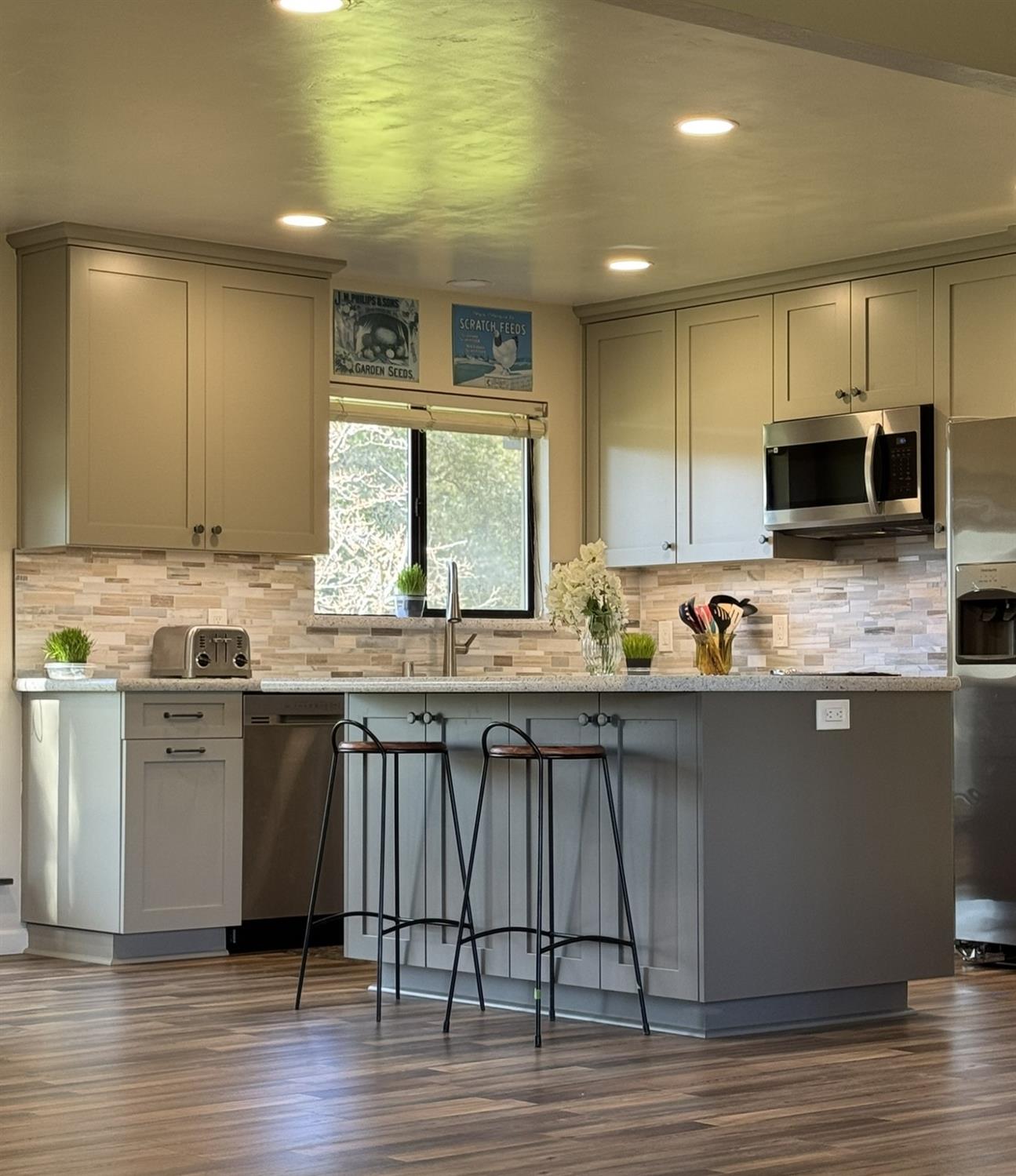Detail Gallery Image 4 of 59 For 670 Crestview Dr, Diamond Springs,  CA 95619 - 4 Beds | 2 Baths