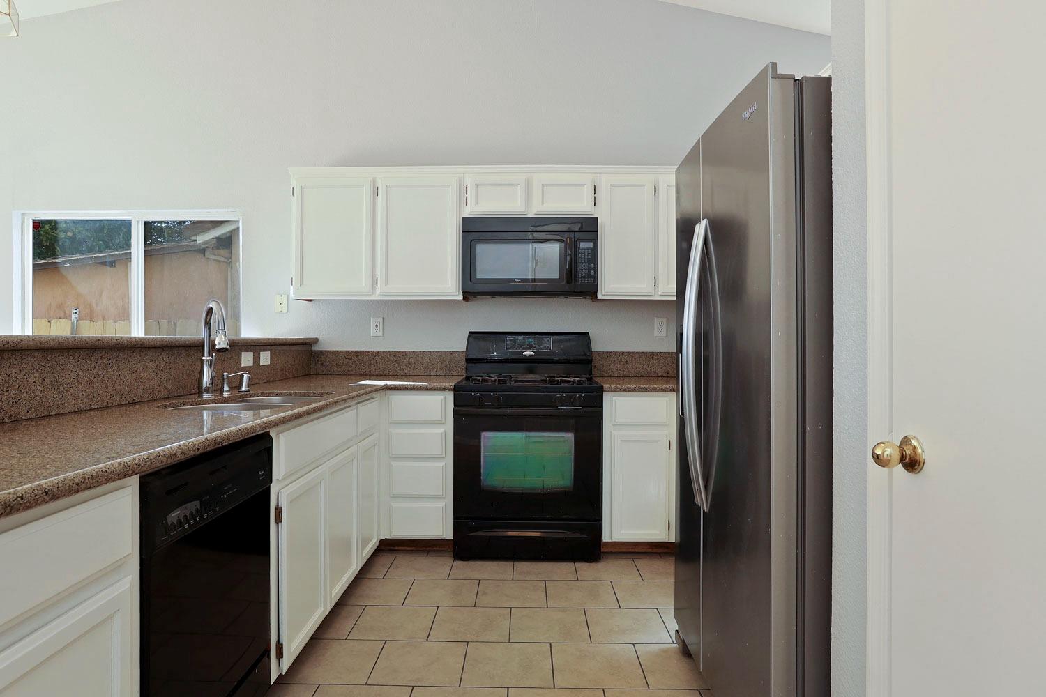 Detail Gallery Image 13 of 44 For 5449 Governor Cir, Stockton,  CA 95210 - 4 Beds | 2 Baths