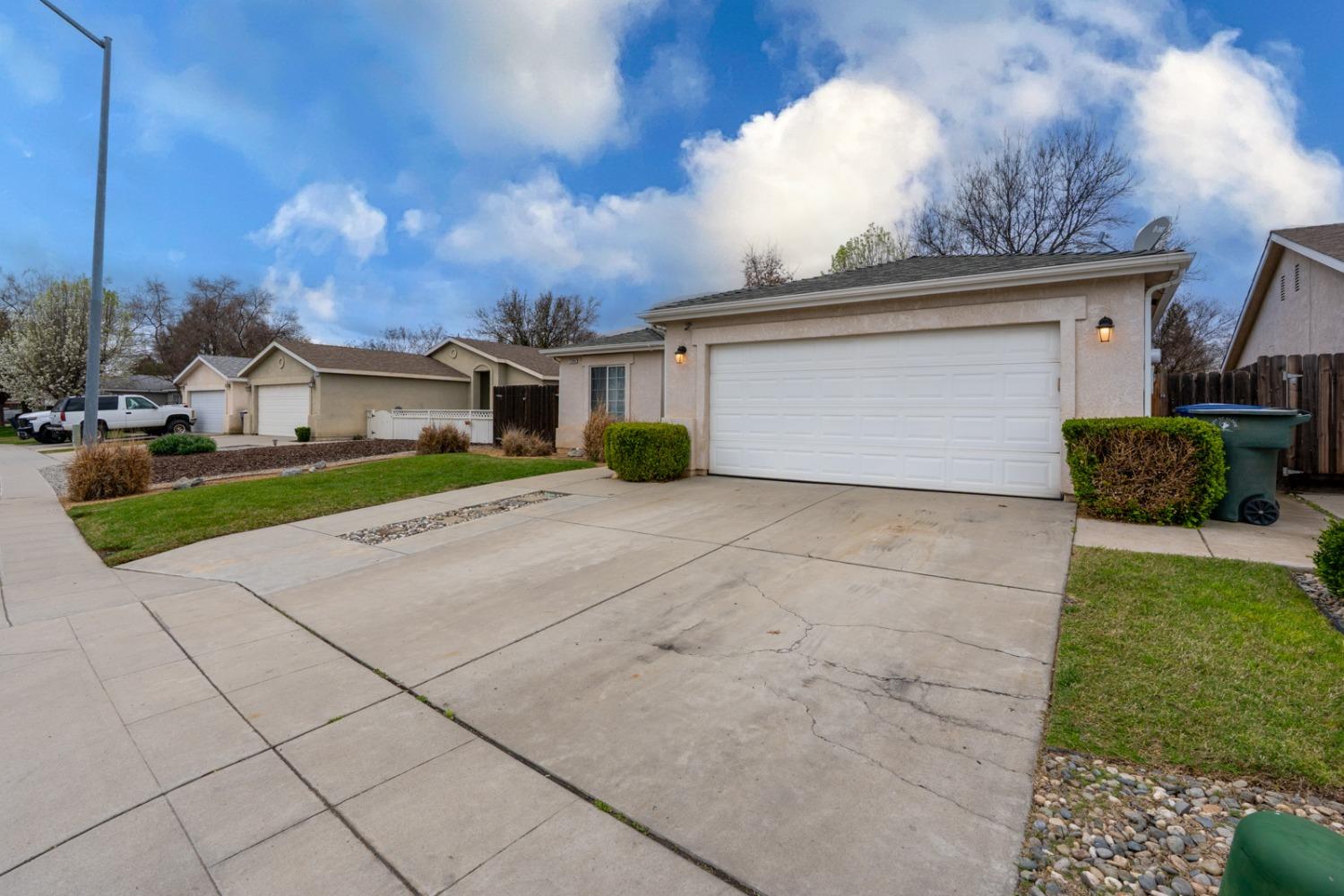 Detail Gallery Image 2 of 41 For 2200 Hanson Ave, Clovis,  CA 93611 - 3 Beds | 2 Baths
