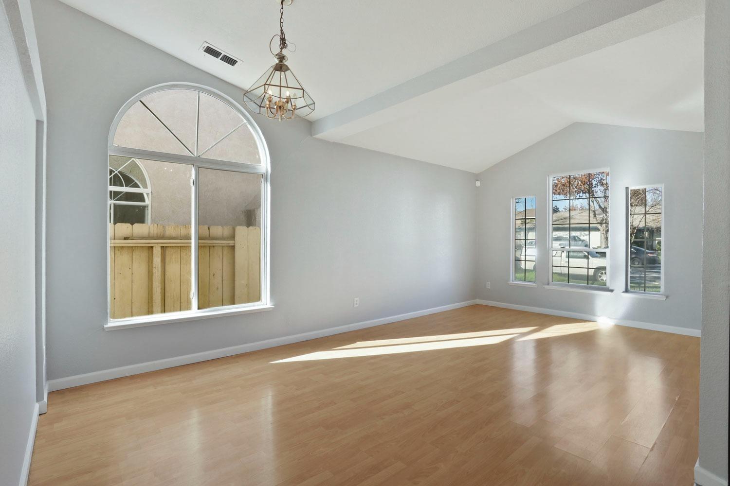 Detail Gallery Image 8 of 44 For 5449 Governor Cir, Stockton,  CA 95210 - 4 Beds | 2 Baths