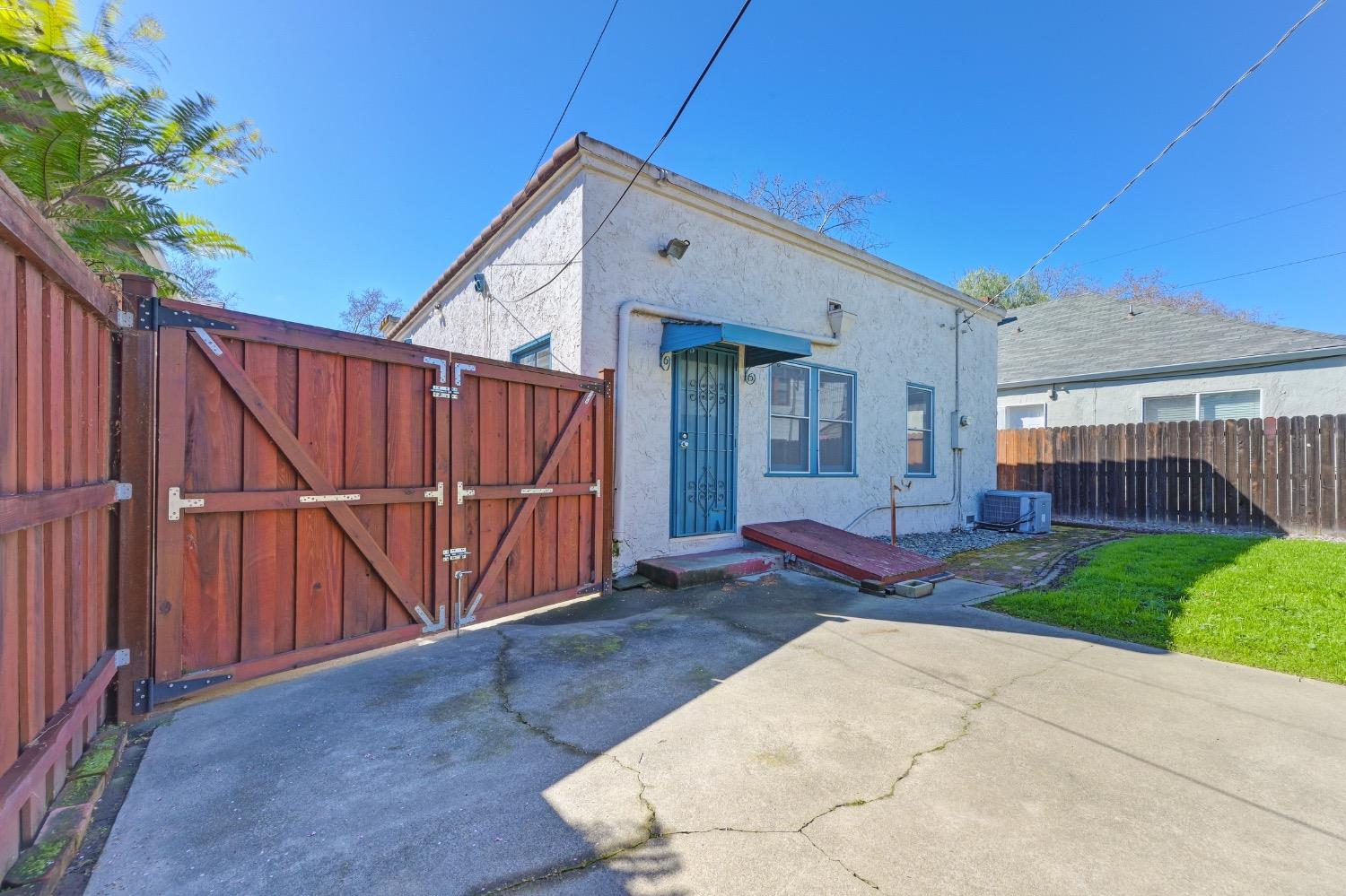 Burnett Way, Sacramento, CA, 95818-2437
