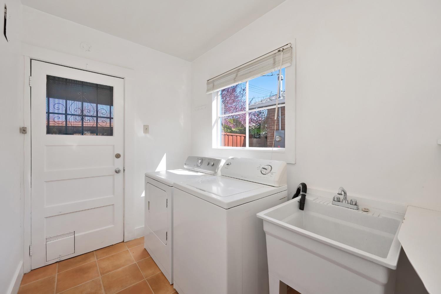 Burnett Way, Sacramento, CA, 95818-2437