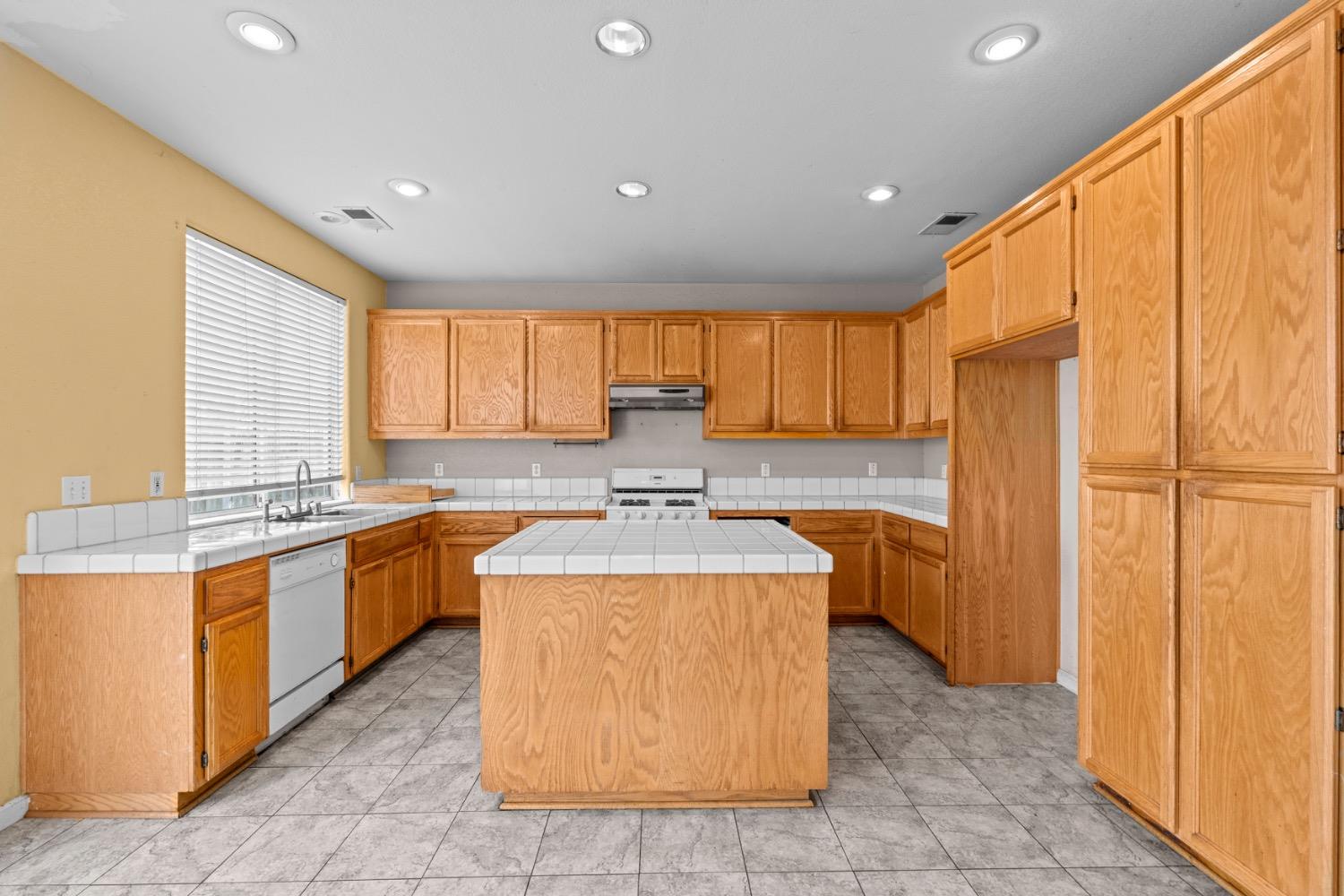 Detail Gallery Image 8 of 25 For 3649 Oakshores Dr, Stockton,  CA 95209 - 5 Beds | 3 Baths