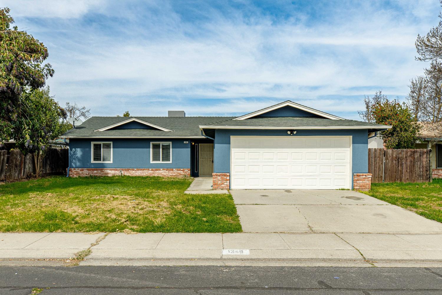 Detail Gallery Image 1 of 33 For 1349 Ghia Way, Manteca,  CA 95337 - 3 Beds | 2 Baths