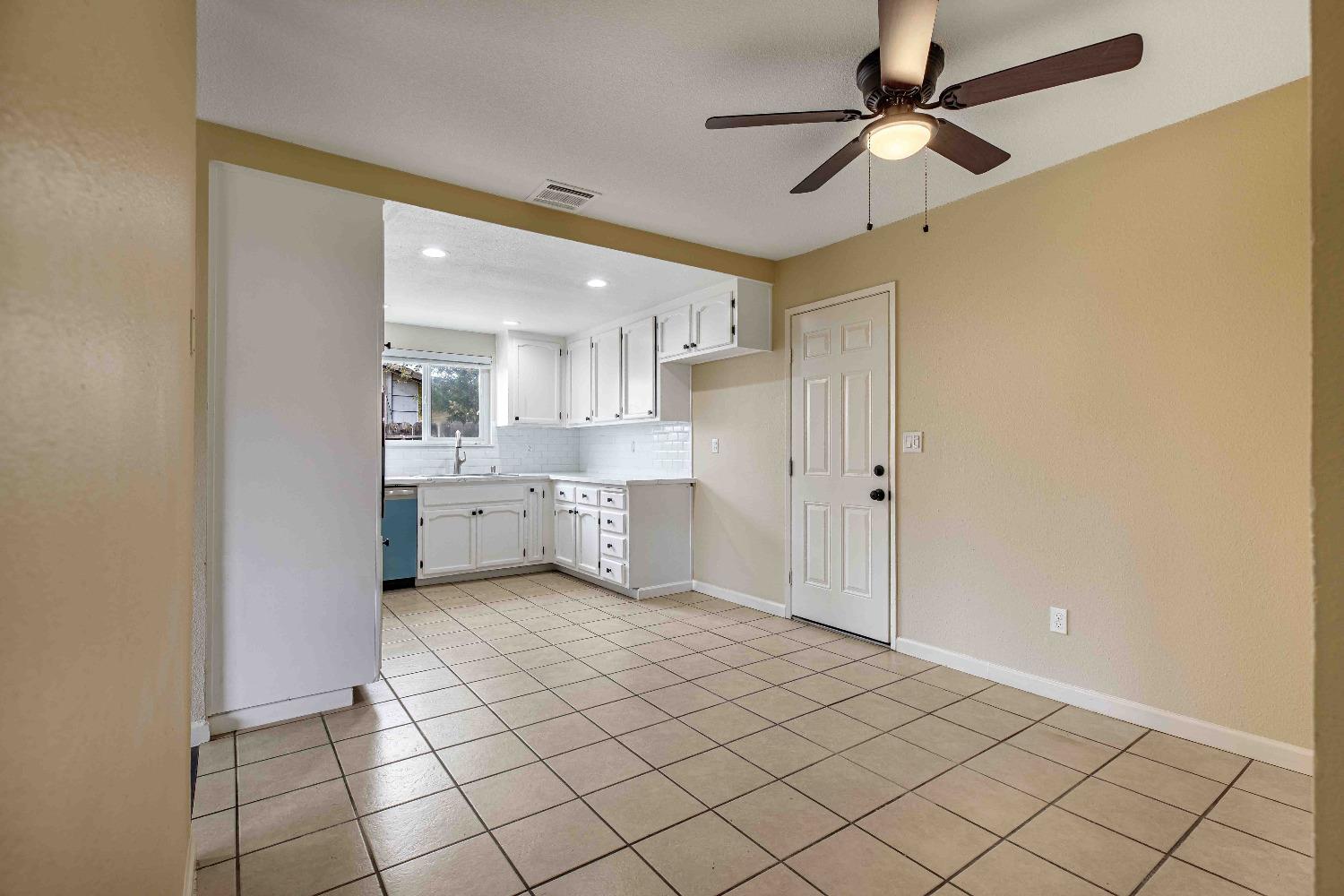 Detail Gallery Image 8 of 33 For 1349 Ghia Way, Manteca,  CA 95337 - 3 Beds | 2 Baths