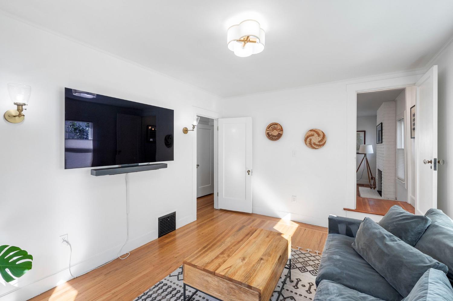 Highland Avenue, Sacramento, CA, 95818-3518