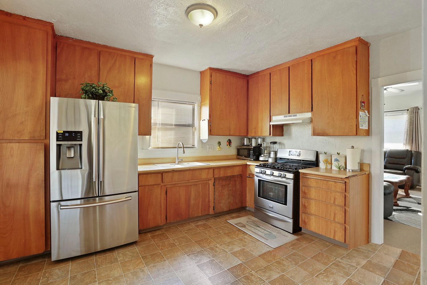 Detail Gallery Image 1 of 1 For 360 S E St, Stockton,  CA 95205 - 2 Beds | 1 Baths