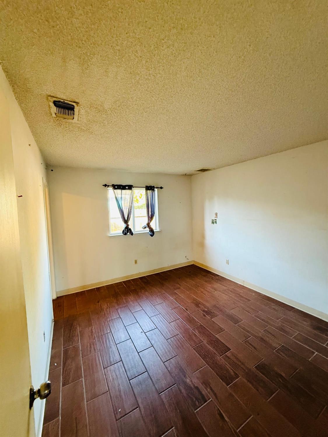 Detail Gallery Image 7 of 9 For 250 N Kady, Other City,  CA 93654 - 4 Beds | 2 Baths