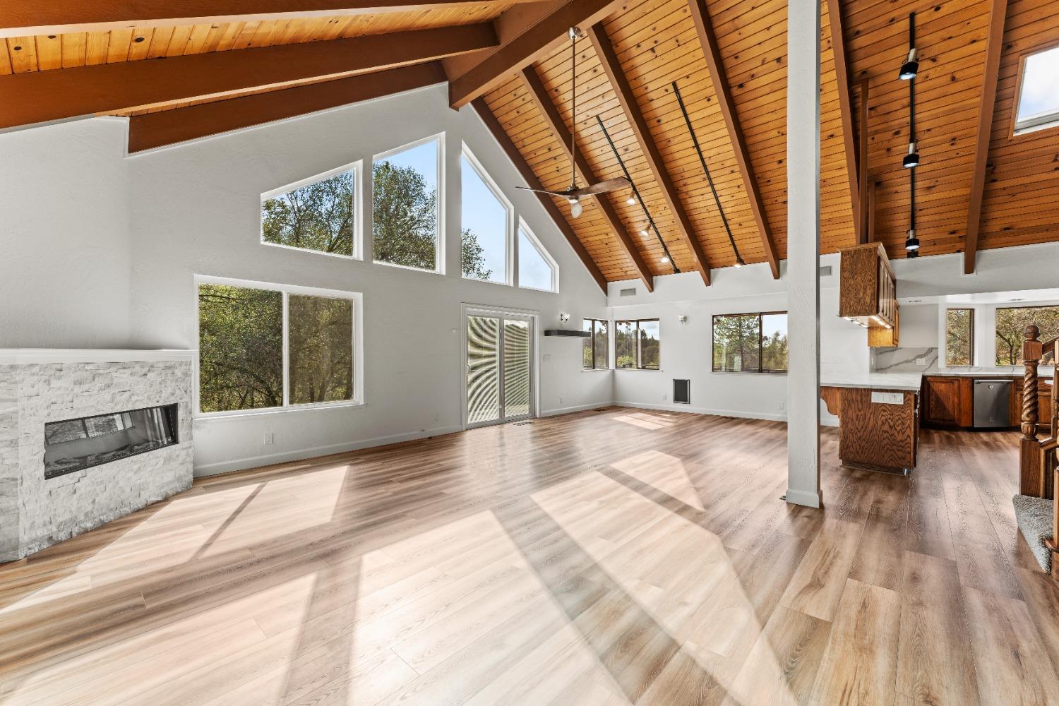 Detail Gallery Image 15 of 98 For 791 N Circle Dr, Diamond Springs,  CA 95619 - 6 Beds | 4/2 Baths