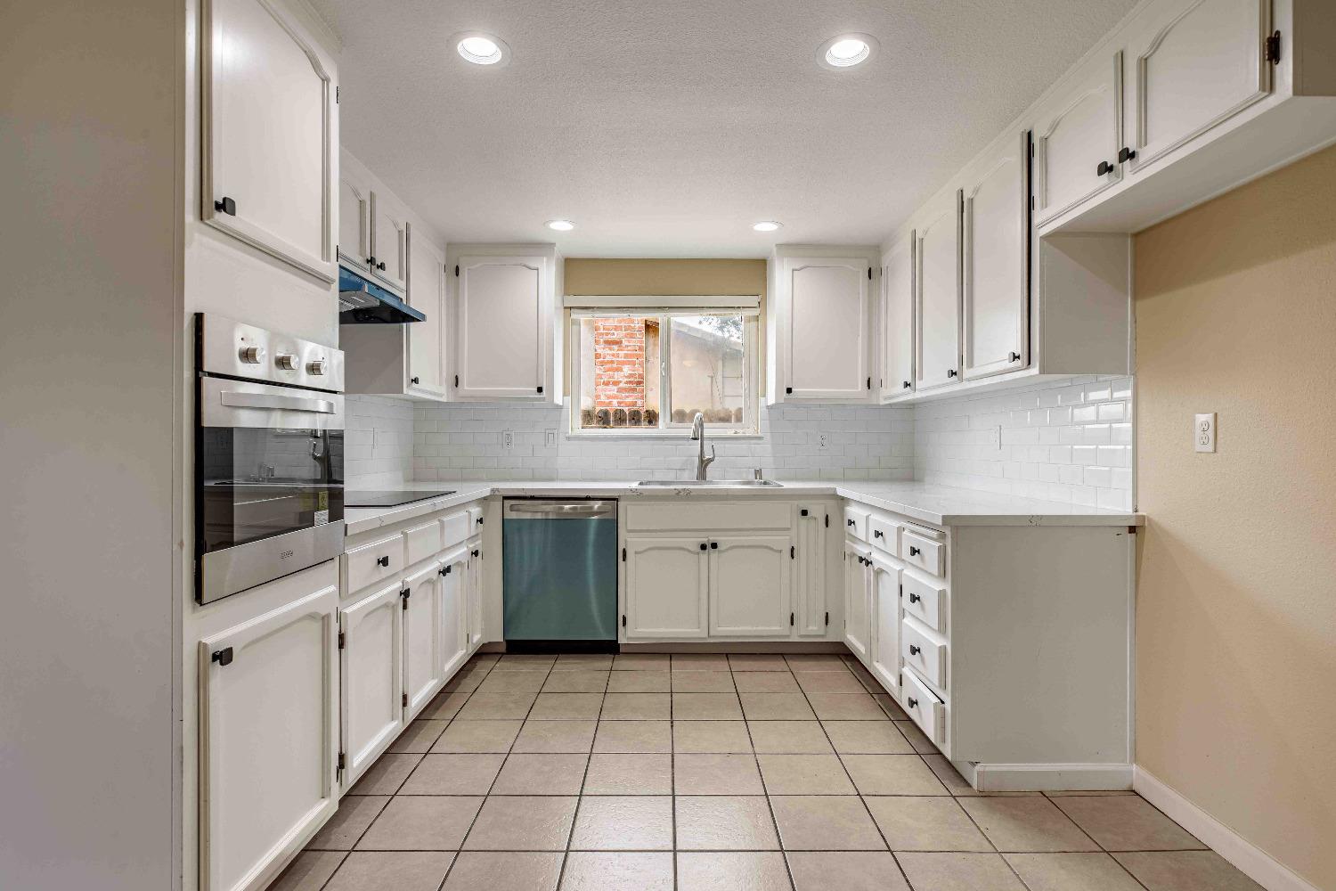 Detail Gallery Image 10 of 33 For 1349 Ghia Way, Manteca,  CA 95337 - 3 Beds | 2 Baths