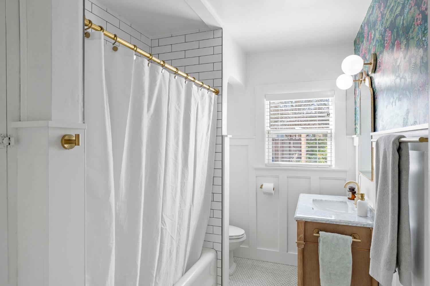 Highland Avenue, Sacramento, CA, 95818-3518