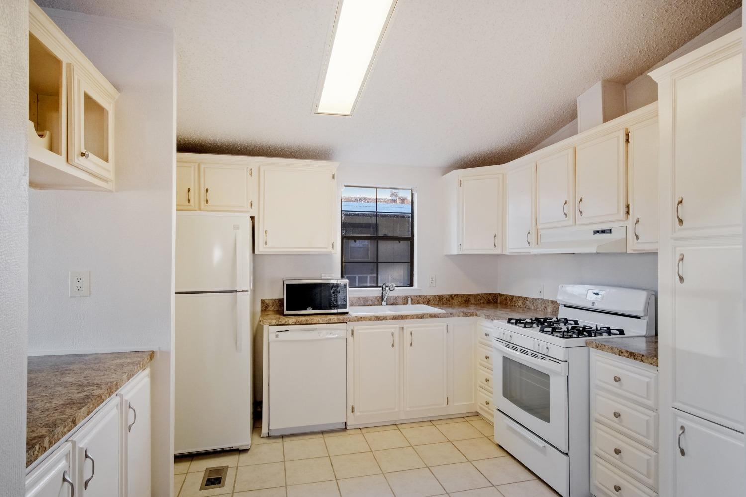 Detail Gallery Image 6 of 28 For 1500 Held Dr 103, Modesto,  CA 95355 - 2 Beds | 2 Baths