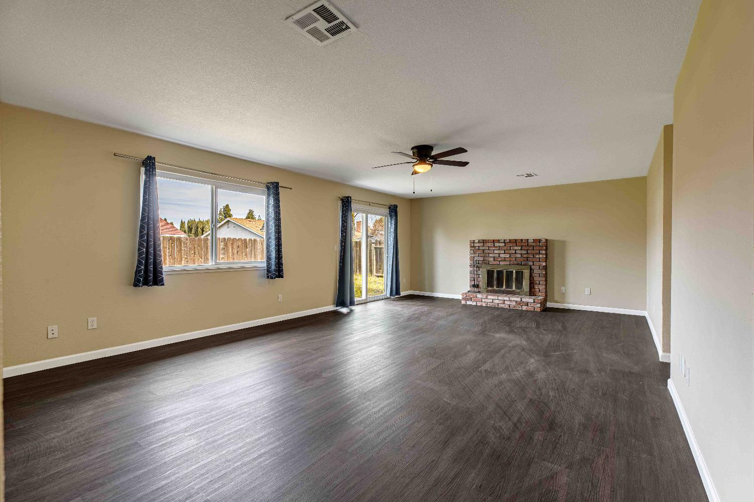 Detail Gallery Image 6 of 33 For 1349 Ghia Way, Manteca,  CA 95337 - 3 Beds | 2 Baths