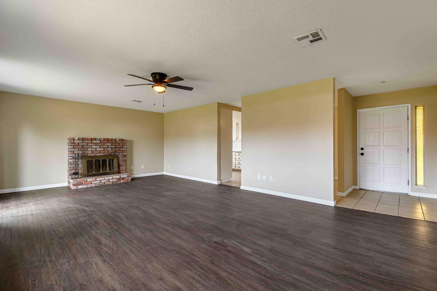 Detail Gallery Image 7 of 33 For 1349 Ghia Way, Manteca,  CA 95337 - 3 Beds | 2 Baths