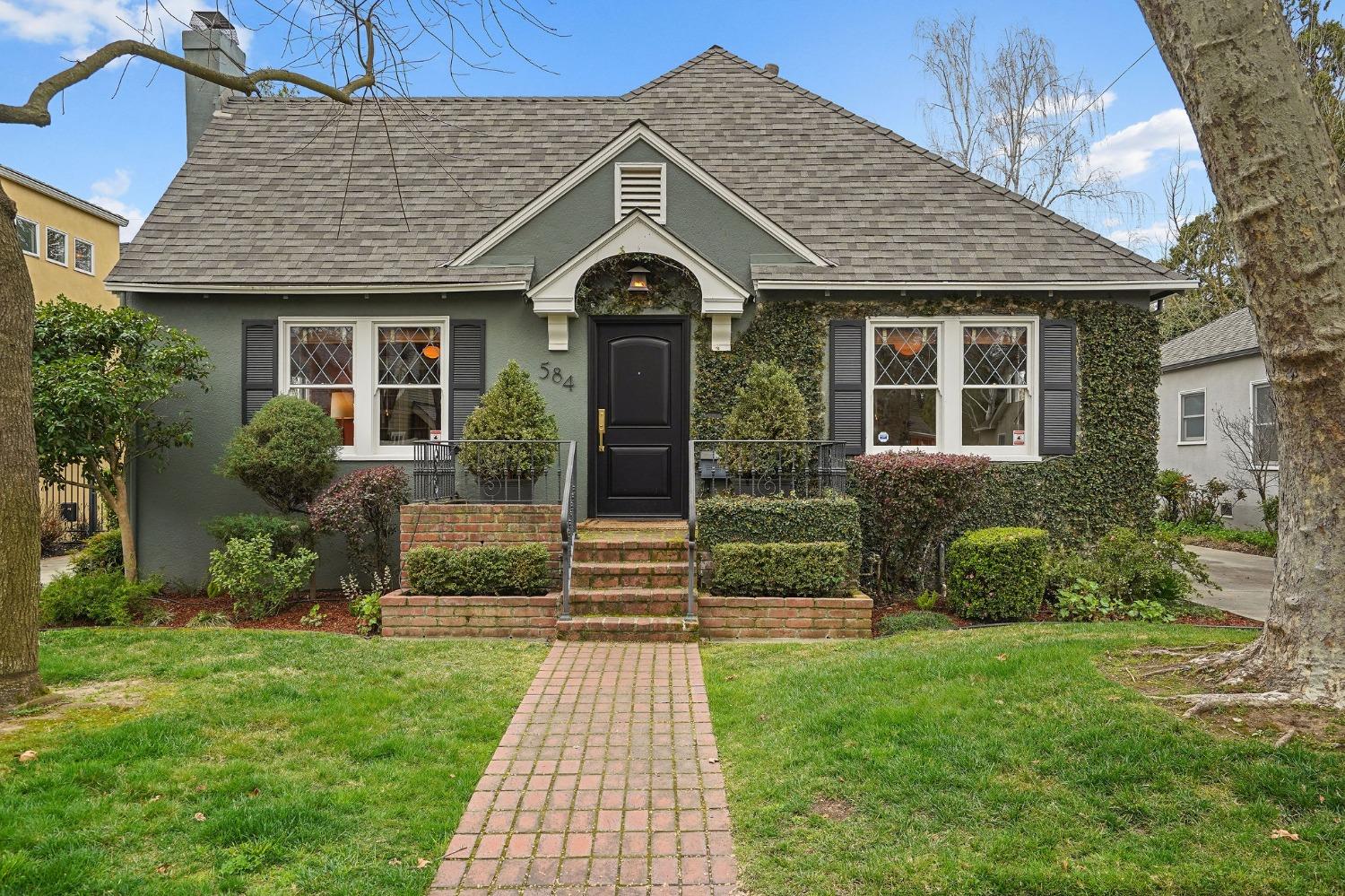 Detail Gallery Image 1 of 1 For 584 39th St, Sacramento,  CA 95816 - 3 Beds | 2 Baths