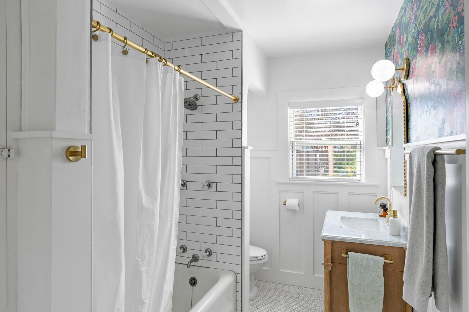 Highland Avenue, Sacramento, CA, 95818-3518
