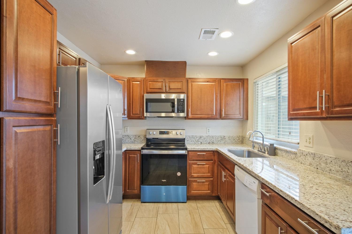 Detail Gallery Image 4 of 18 For 1509 Prospect Ln, Modesto,  CA 95355 - 3 Beds | 2 Baths