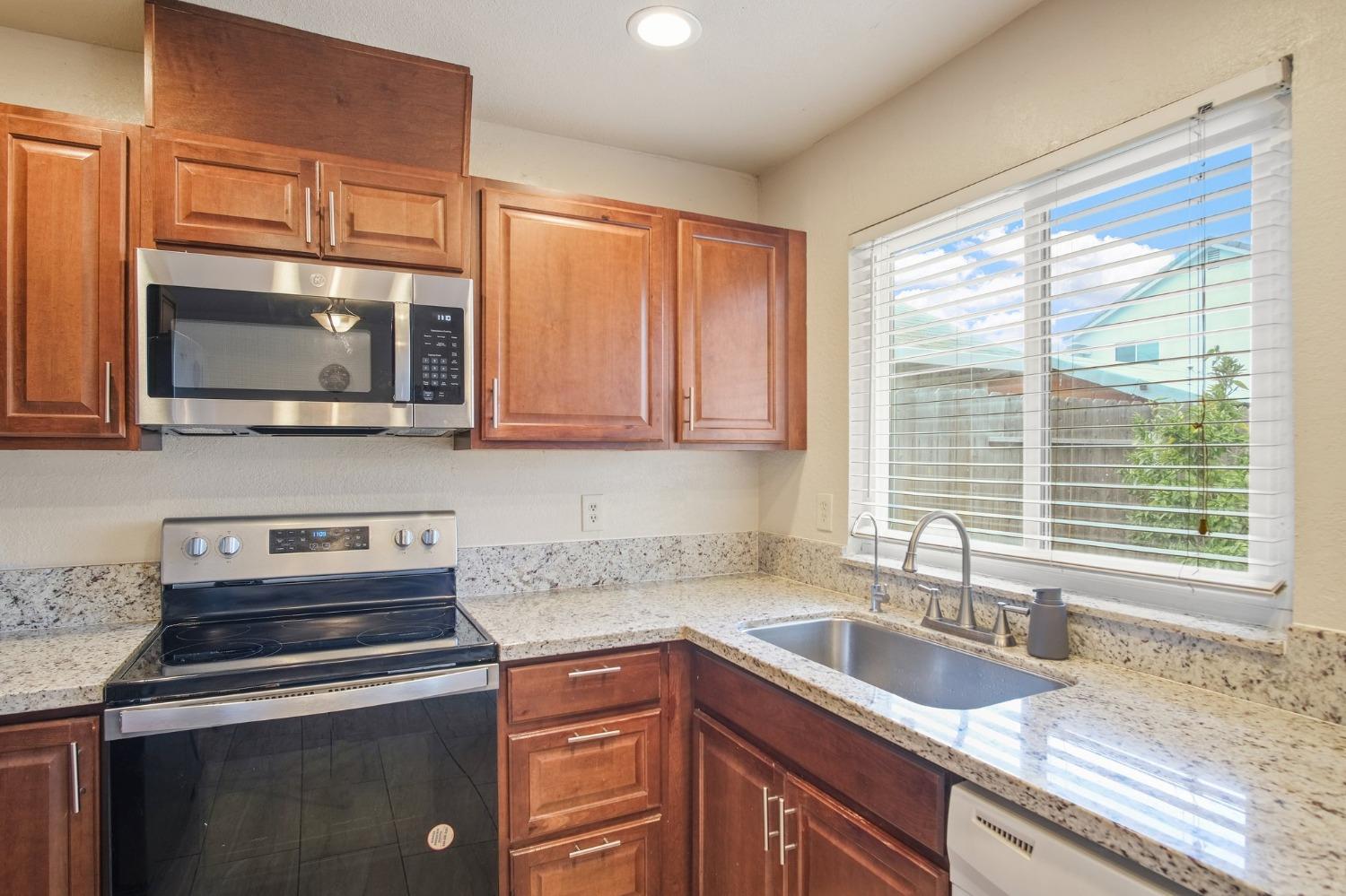 Detail Gallery Image 6 of 18 For 1509 Prospect Ln, Modesto,  CA 95355 - 3 Beds | 2 Baths