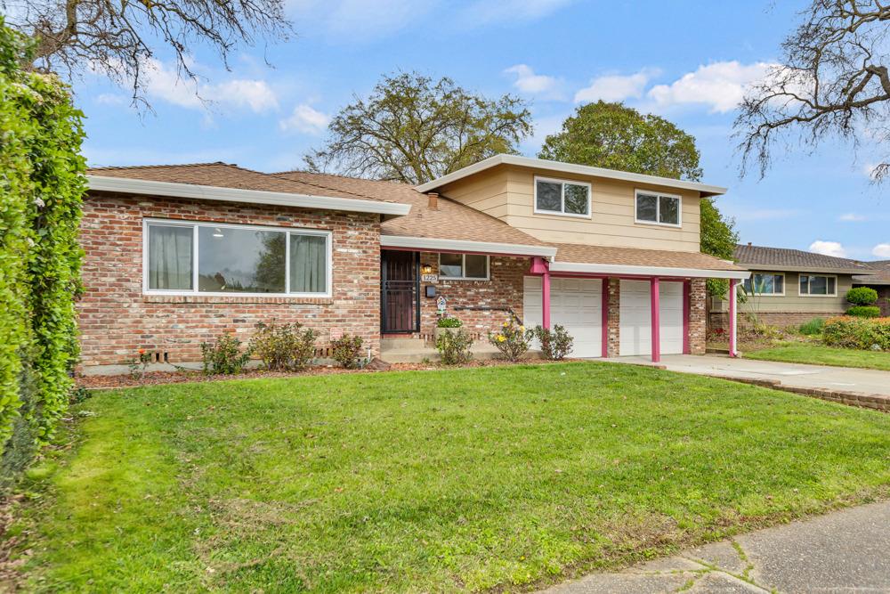 Detail Gallery Image 5 of 45 For 1225 58th Ave, Sacramento,  CA 95831 - 3 Beds | 2 Baths