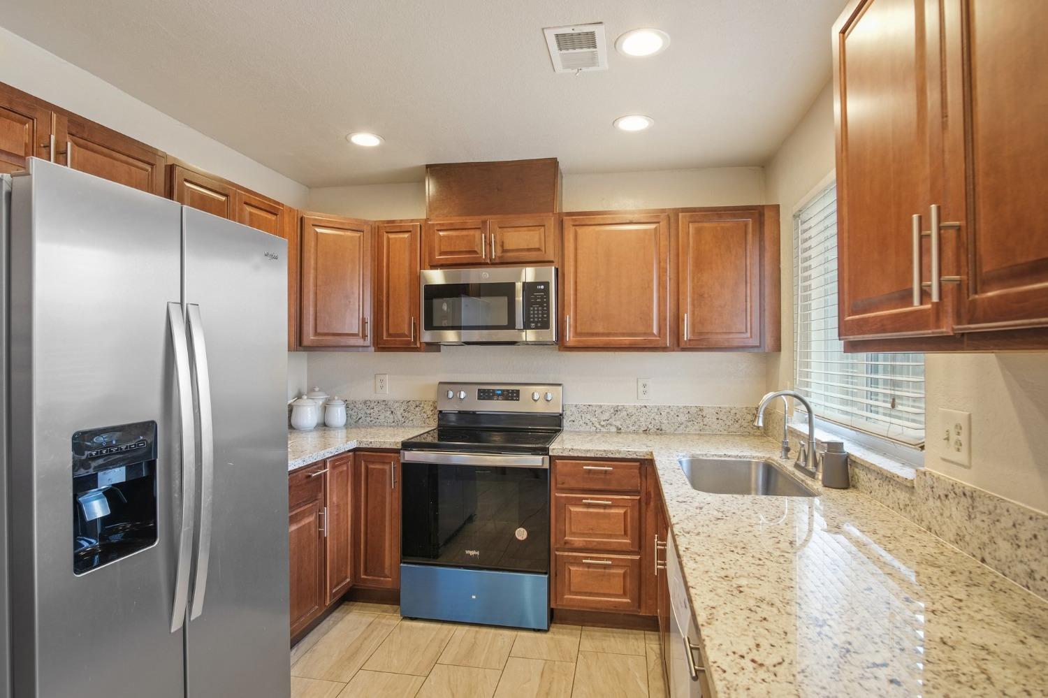 Detail Gallery Image 5 of 18 For 1509 Prospect Ln, Modesto,  CA 95355 - 3 Beds | 2 Baths