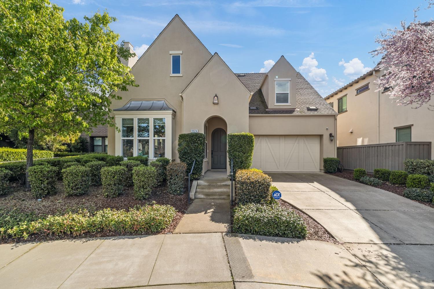 Detail Gallery Image 1 of 1 For 3324 Deforest Way, Sacramento,  CA 95816 - 3 Beds | 2/1 Baths