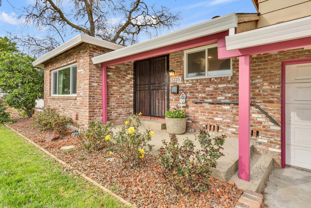 Detail Gallery Image 6 of 45 For 1225 58th Ave, Sacramento,  CA 95831 - 3 Beds | 2 Baths