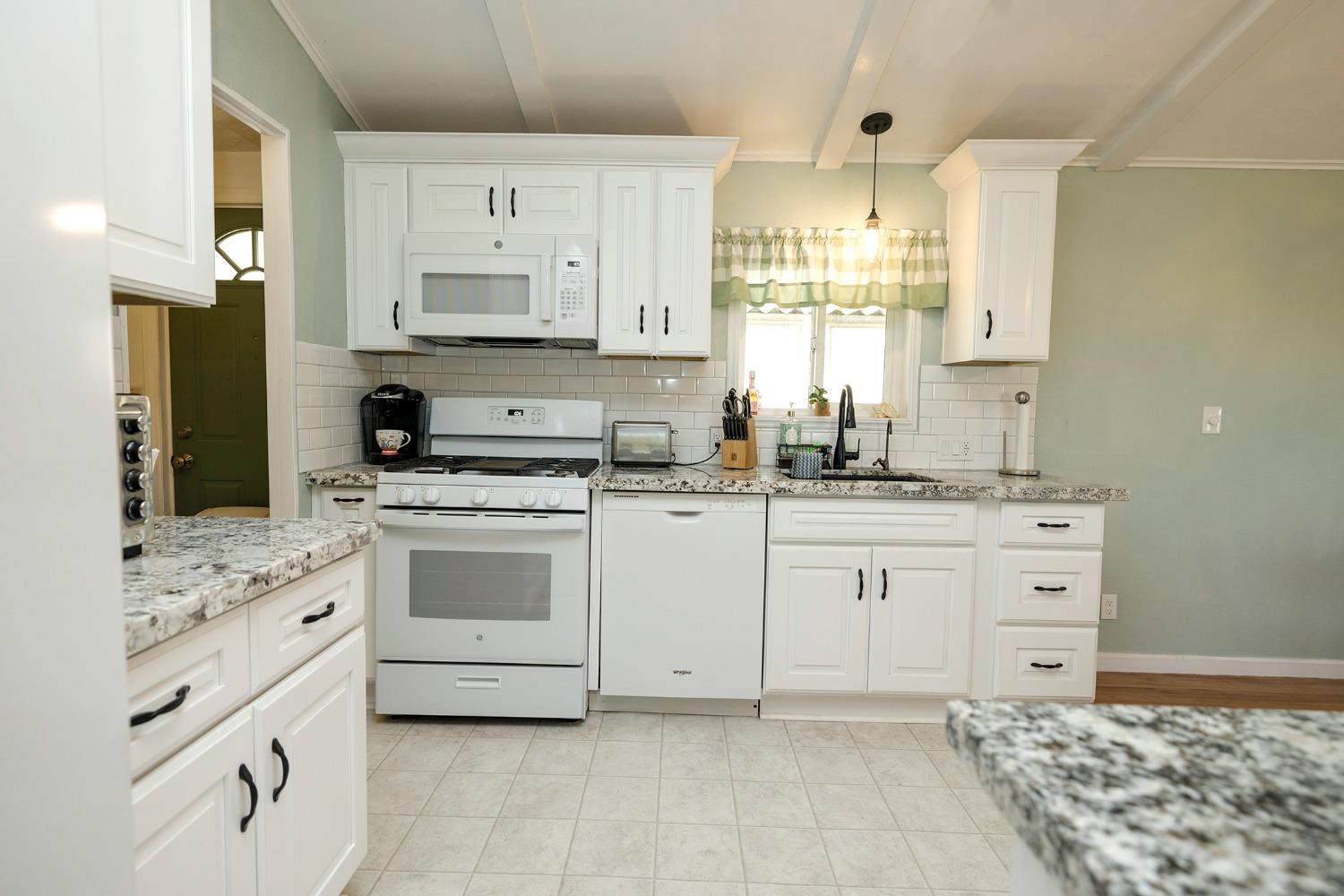 Detail Gallery Image 10 of 62 For 1544 Playground Way, Modesto,  CA 95350 - 3 Beds | 2 Baths