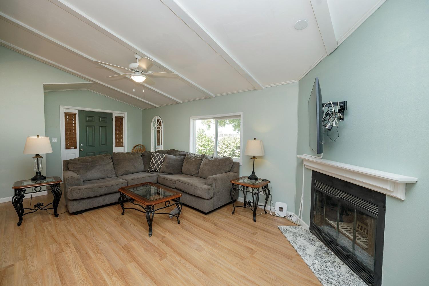 Detail Gallery Image 5 of 62 For 1544 Playground Way, Modesto,  CA 95350 - 3 Beds | 2 Baths