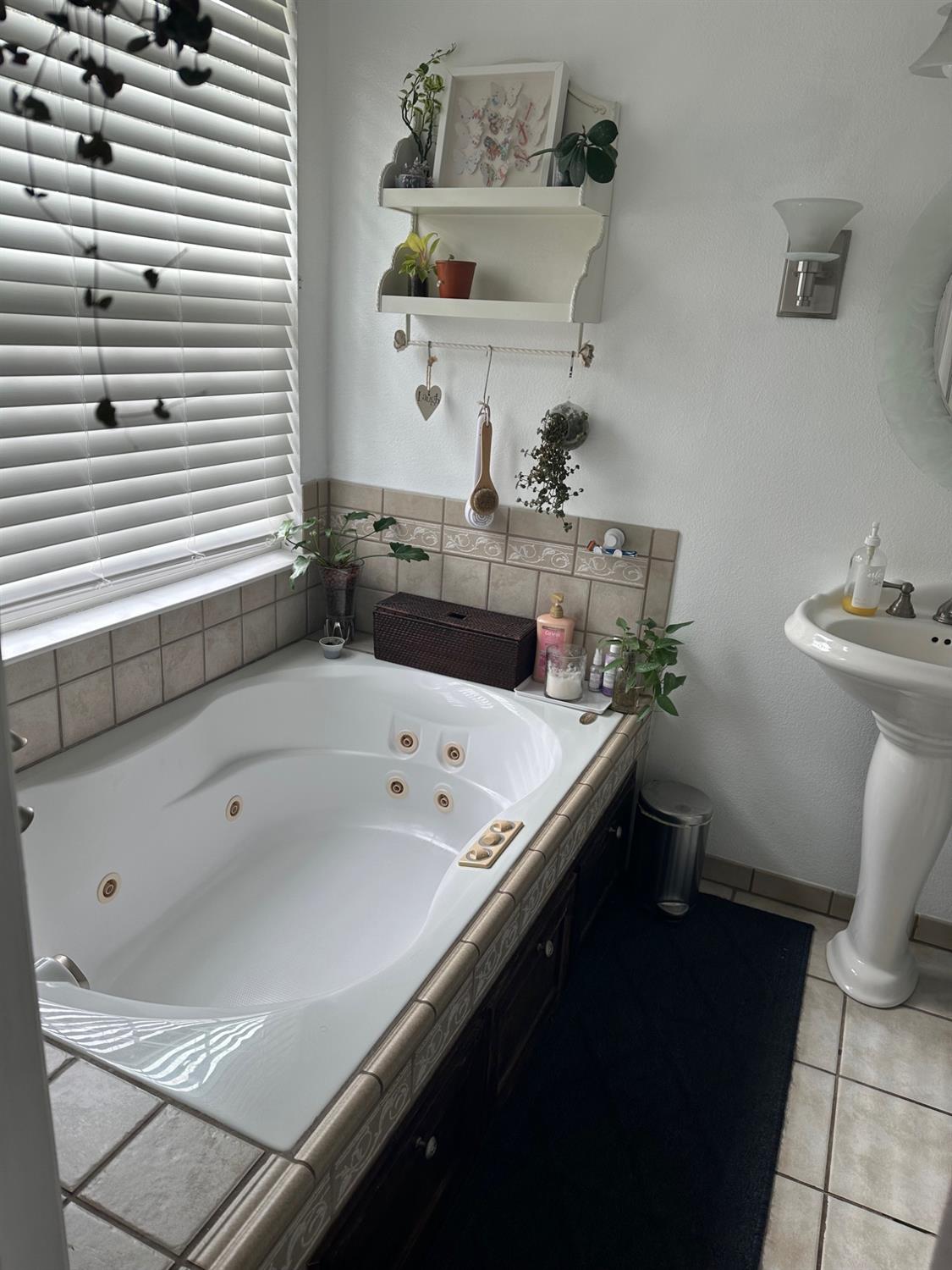 Detail Gallery Image 6 of 17 For 208 Arbor Crest Way, Sacramento,  CA 95838 - 3 Beds | 2 Baths
