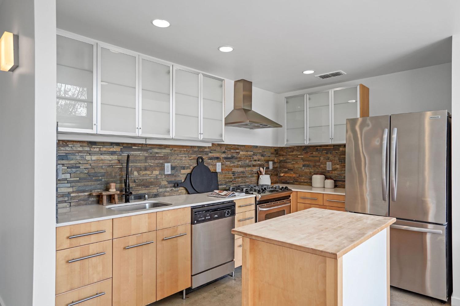 4Th Avenue, Sacramento, CA, 95817-3140