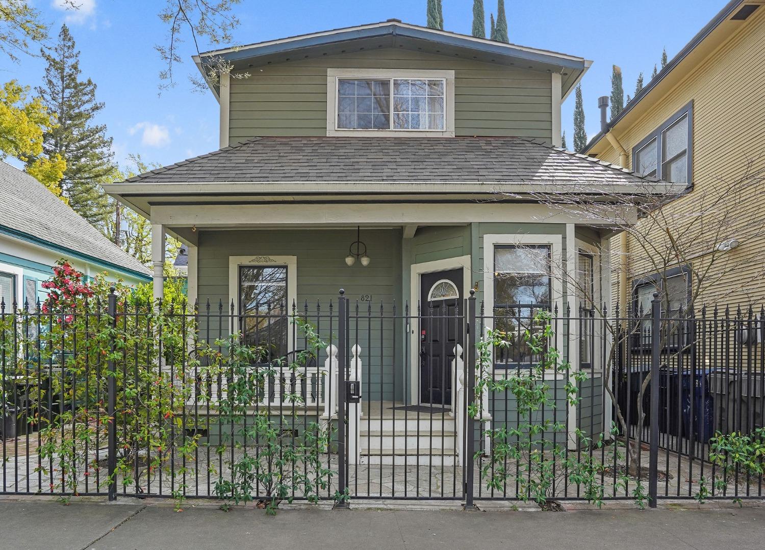 Detail Gallery Image 1 of 1 For 821 24th St, Sacramento,  CA 95816 - 2 Beds | 2 Baths