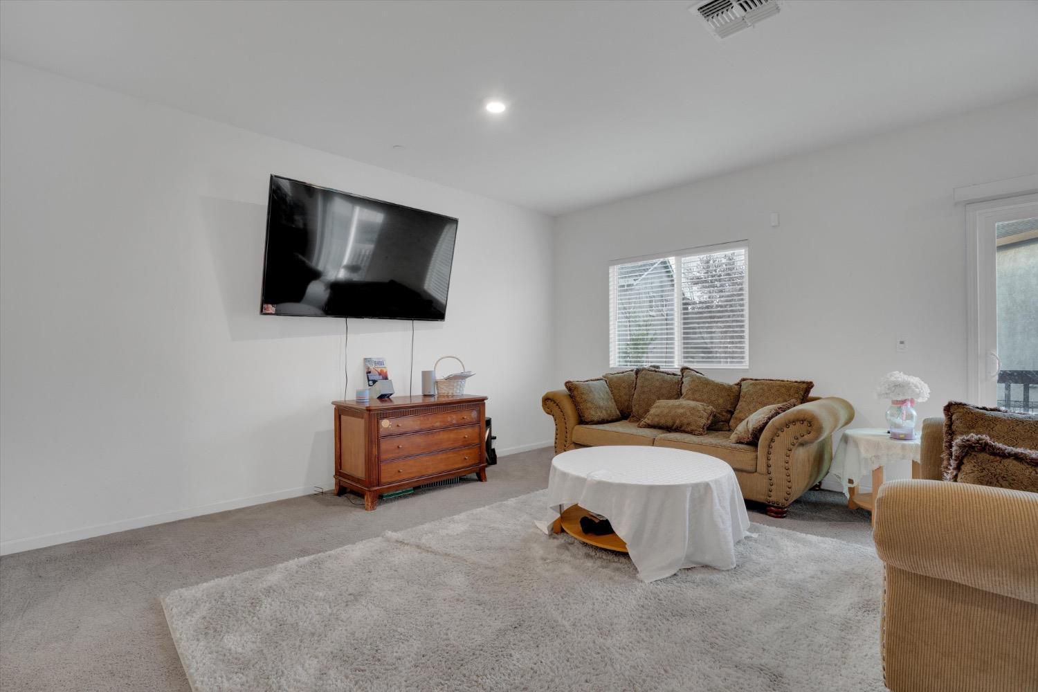 Detail Gallery Image 4 of 26 For 1546 La Vita Dr, Stockton,  CA 95206 - 3 Beds | 2/1 Baths