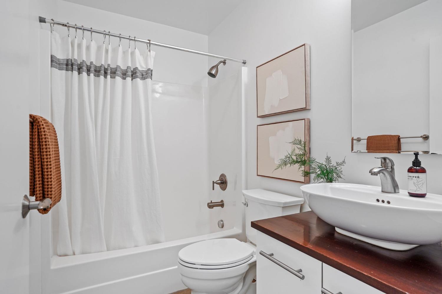 4Th Avenue, Sacramento, CA, 95817-3140