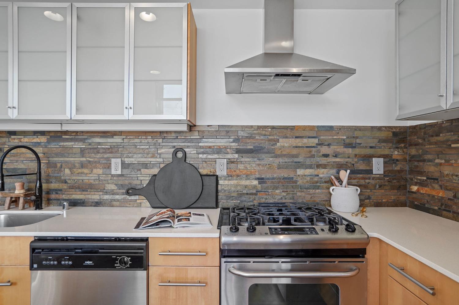 4Th Avenue, Sacramento, CA, 95817-3140