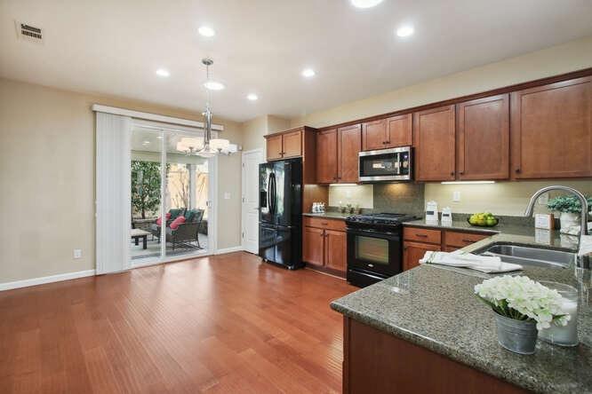 Detail Gallery Image 12 of 67 For 7605 Bloomsbury Way, Elk Grove,  CA 95757 - 2 Beds | 2 Baths